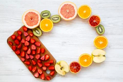 Top view, colorful fruit pattern of grapefruit, kiwi, apple, strawberries, Foto stock