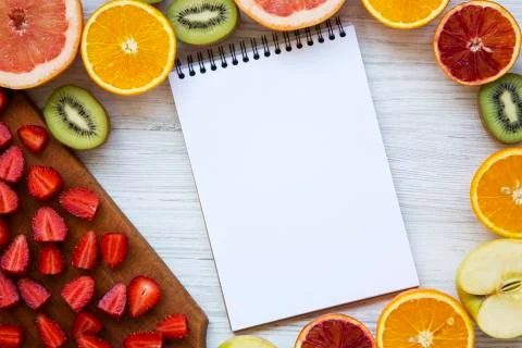 Top view, colorful fruit pattern of apple, grapefruit, kiwi, strawberries Foto stock