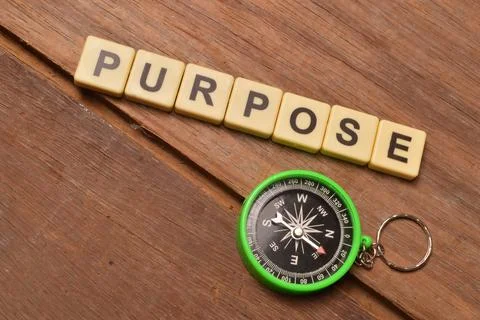 Top view of compass and square letters with text PURPOSE. Business and educat Foto stock