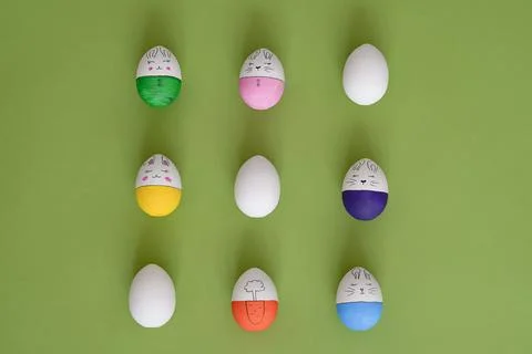 Top view of composition with easter eggs on green background. Foto stock