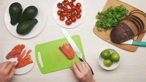 Top view composition of ingredients for sandwiches with avocado, red fish fillet Vidéo 104654040