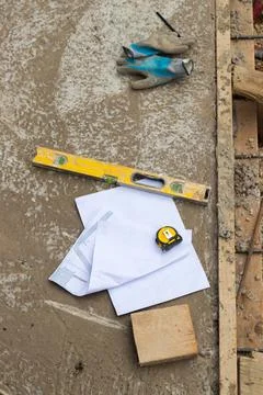 Top view of construction tools meter, plans, level, gloves in construction si Stockfoto's