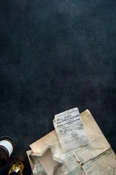 Top view of cookie cutter on old recipe and groceries list. Foto stock
