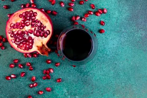 Top view  copy space chopped half pomegranate with a glass of pomegranate jui Stock-Fotos