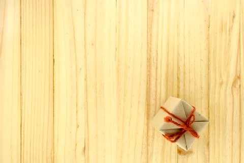 Top view of craft gift box on wood background Foto stock