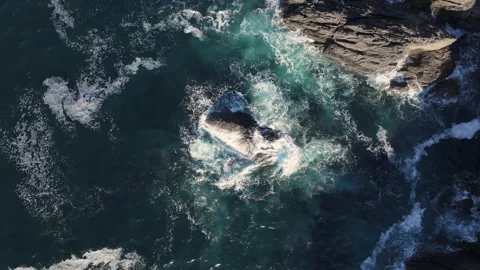 Top View Of Crashing Waves On Outcrops Of Beach 動画素材 288199752