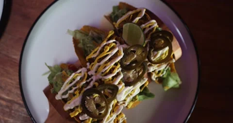 Top View of Crispy Tacos Dish Slowly Rotating Under Neon Violet Light. Vidéo 286432517