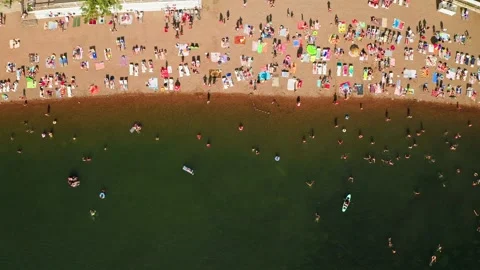 Top view of crowded beach in summer Vídeo Stock 271676737