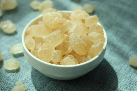 Top view of cube shape brown sugar in a bowl 스톡 사진