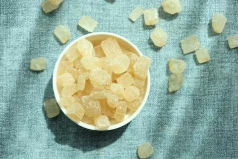 Top view of cube shape brown sugar in a bowl Foto stock