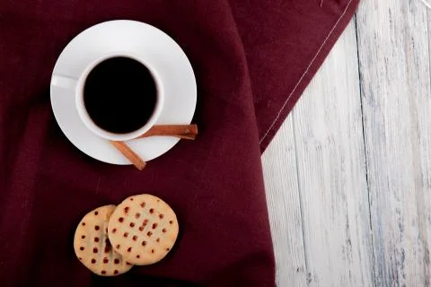 Top view cup of coffee on the left with cinnamon cookies with filling and cop Stock-Fotos
