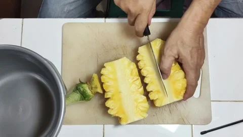 Top View cutting the pineapple into small pieces to put into the juicer. Vídeos de archivo 341957842