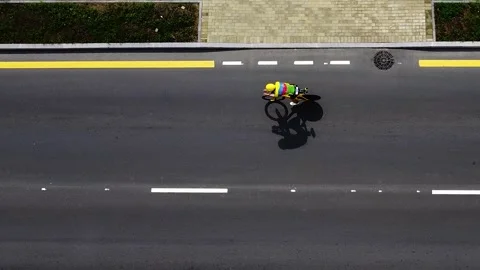 Top view of a cyclist on the road, drone view of a cyclist on the track 库存影片 178373781
