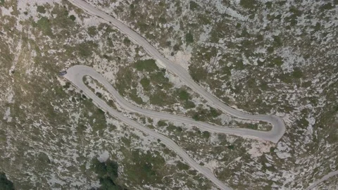 Top view of a dangerous alpine road that develops on a mountain slope in Biokovo 스톡 동영상 187050401