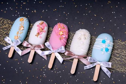 Top view of decorated cake pops ice creams on black background Foto stock