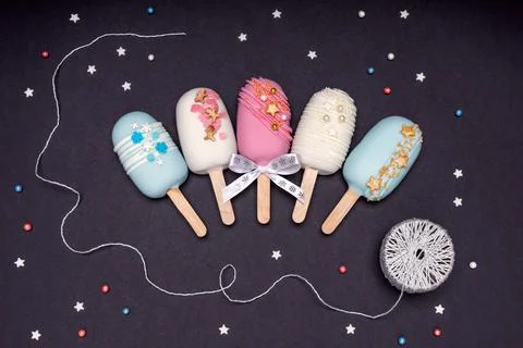 Top view of decorated cake pops ice creams on black background Foto stock