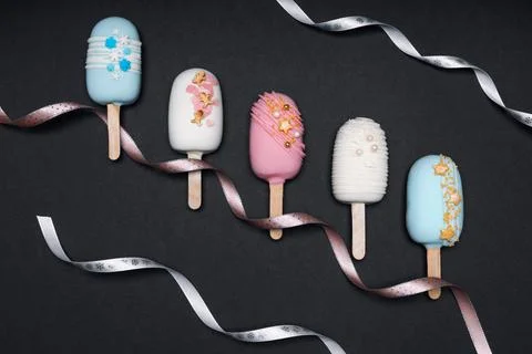Top view of decorated cake pops ice creams on black background Foto stock