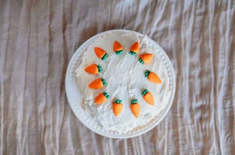 Top view of decorated by carrot easter cake. Foto stock