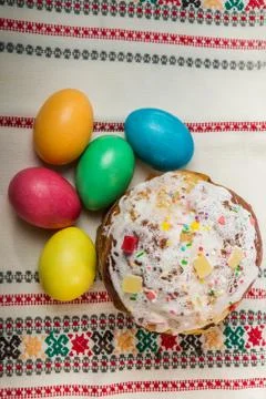 Top view of decorated easter bread and dyed easter eggs Fotos de archivo