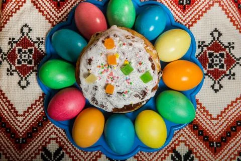 Top view of decorated easter bread and dyed easter eggs Fotos de archivo