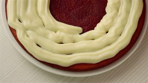 Top view of decorating sponge cake with cream from pastry bag close up 스톡 동영상 148992466
