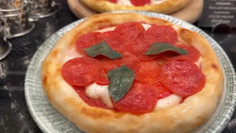 Top view of delicious sliced pepperoni pizza on wooden dish on the table at the Vídeo Stock 274419189