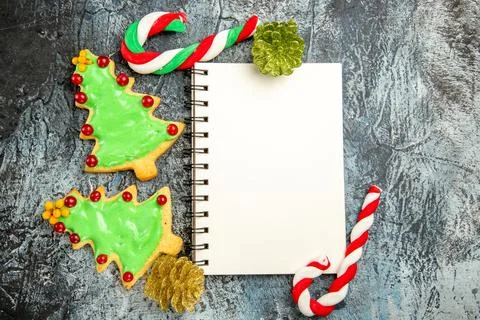 Top view delicious tree biscuits with notepad and candies on a light-grey b.. 写真素材