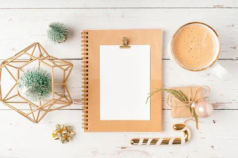 Top view Desktop Christmas notepad with mockup blank paper. Flat lay on green Foto stock