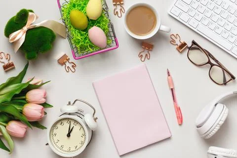 Top view of desktop with easter decorations. Stock-Fotos