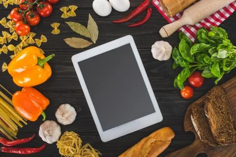 Top view of digital tablet with blank screen and fresh ingredients on wooden  Stock-Fotos