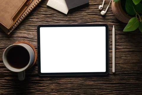Top view of digital tablet with blank screen on rustic wooden background, c.. Foto stock