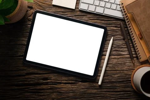 Top view of digital tablet with empty screen, coffee cup, notebook and keyb.. Foto stock