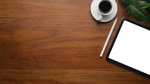 Top view of digital tablet with white screen, cup of coffee on wooden table.. Foto stock