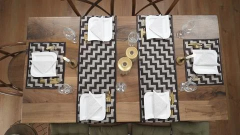 Top view of a dining table with geometric patterned placemats, set for four, Foto stock