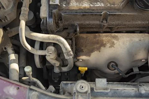 Top view of the dirty engine of an old car in need of repair. Car engine main Foto stock
