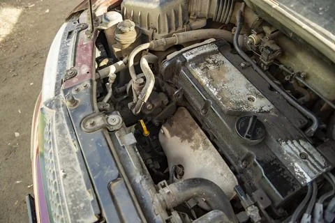 Top view of the dirty engine of an old car in need of repair. Car engine main Foto stock