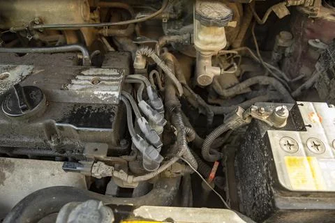 Top view of the dirty engine of an old car in need of repair. Car engine main Foto stock