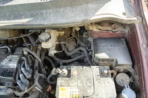 Top view of the dirty engine of an old car in need of repair. Car engine main Foto stock