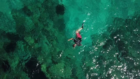 Top view of a diver is in clear green water 스톡 동영상 112434294