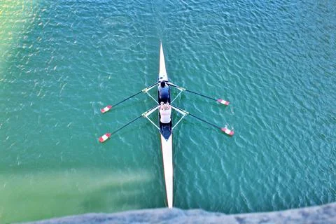 Top View of Double Scull Rowing Team Training on Calm River Water Stock-Fotos