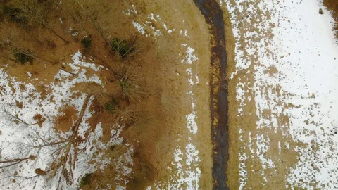 Top view of drainage channel along agricultural fields and forest in spring or Vidéo 103500148