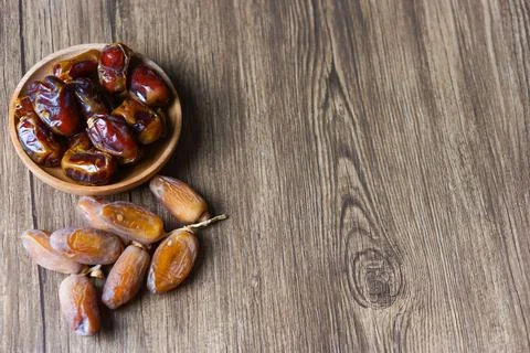 Top view of dried dates served on a wooden bowl. Flat lay, food concept Foto stock