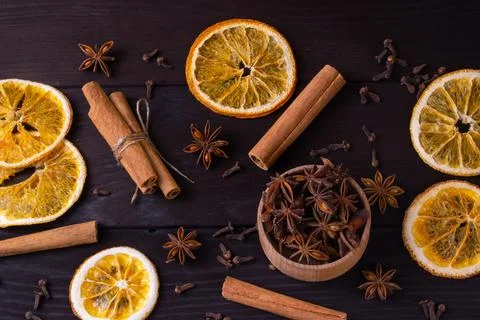 Top view Dried orange slice, cinnamon sticks and anise on dark wooden backgro Foto stock