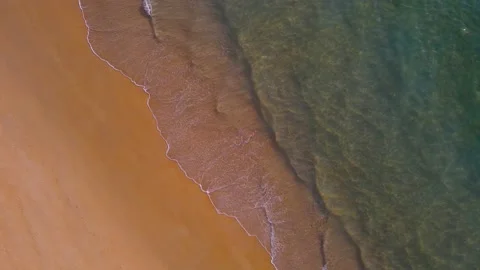 (Top view) drone view shot. on the Andaman coast. Beautiful big wave seawater wa Vídeo Stock 149507071