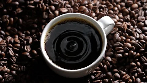 Top view Drop of coffee falling into coffee cup. Slow motion. 库存影片 177563713