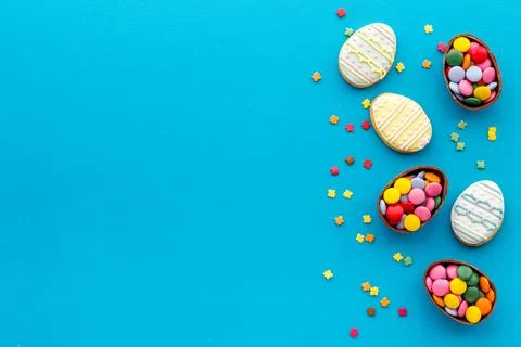 Top view of Easter cookies eggs and sweets. Space for text Foto stock