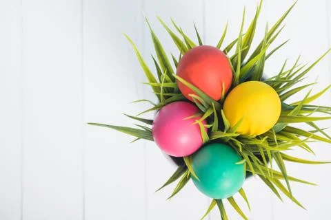 Top view of Easter eggs clean in grass on white wooden background Foto stock