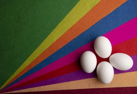 Top view of Easter eggs on top of colorful papers Illustrazione stock