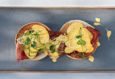 Top view of Eggs Benedict made with english muffin, grilled bacon, a brace .. Foto stock