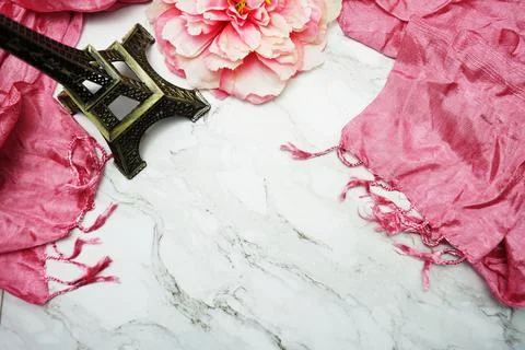 Top view of Eiffel with flower and scarf on marble background Stockfoto's